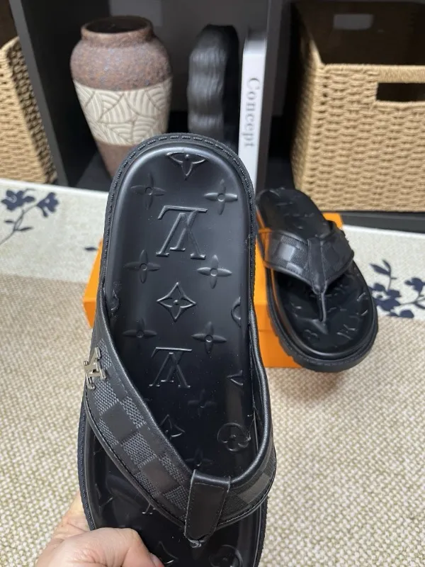 P270🏆Louis Vuitton 🏆[Louis Vuitton] Spring/Summer 2025 [Men's Flip Flops] 🎯🎯As an active family in the fashion industry ⭐ Lv is characterized by bold innovation ⚡Create this casual business style for Chinese fashionable men ✨The fabric is made of imported high-grade cowhide 🔥 Clean and neat ⚡Fashionable and elegant🌹Breathable, sweat-absorbent and deodorant👈So luxurious, high-end and domineering. 👍Must be sold if you repost the picture. Number of yards: 38--46. Color: 🎉 For large quantities. Welcome to repost.